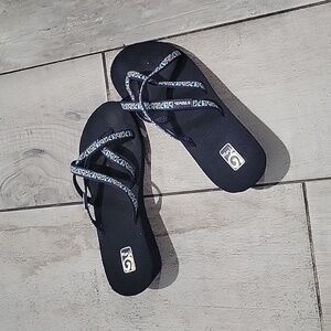 Teva blue string  wedage sandels size 8 like new condition